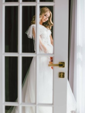 Gelinlikli gelin, tatil için hazırlanıyor. Romantik bir fotoğraf..