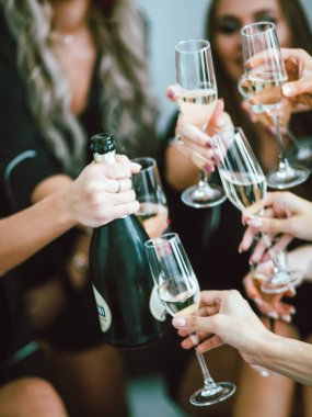 Irkutsk, Rusya - 29 Ağustos 2019: Şampanya kadehleriyle siyah elbiseli nedimeler, romantik fotoğraflar.