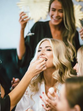  Gelinlikli gelin, tatil için hazırlanıyor. Romantik bir fotoğraf..