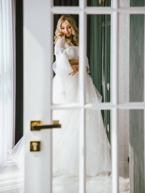  Gelinlikli gelin, tatil için hazırlanıyor. Romantik bir fotoğraf..