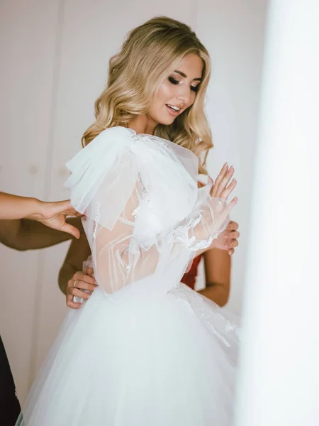 Novia Vestido Novia Está Preparando Para Las Vacaciones Foto Romántica — Foto de Stock