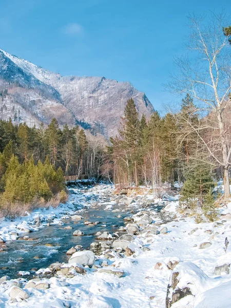 Färgglada Utsikt Över Det Snövita Berget Och Floden Vinter Bakgrund — Stockfoto