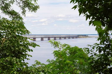 Dinyeper Nehri 'ndeki güzel gökyüzünün arka planında demiryolu köprüsü
