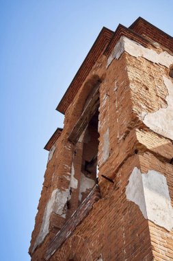 Güzel mavi gökyüzünün arka planında antik çan kulesi