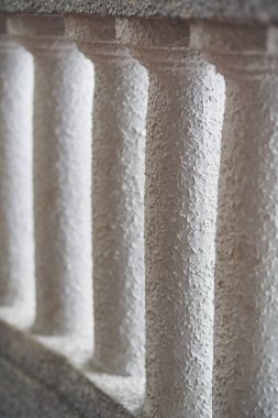 Güzel beyaz ritmik sütunlar 