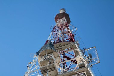 Gökyüzü arkaplan görünümündeki telekomünikasyon kulesi