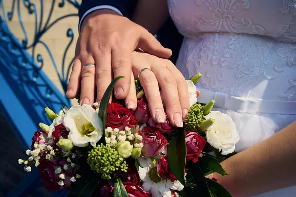 Alyansları olan gençlerin elleri