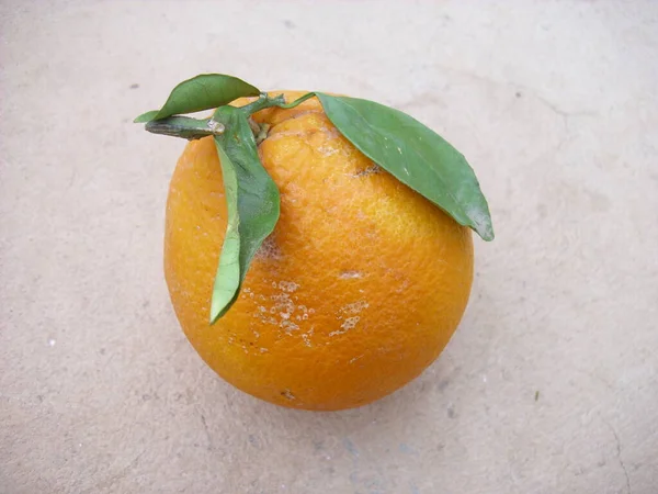 Une Orange Avec Feuille — Photo