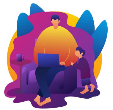 Genç bir çocuk ve serbest çalışan bir adam bilgisayarla evden çalışıyor.