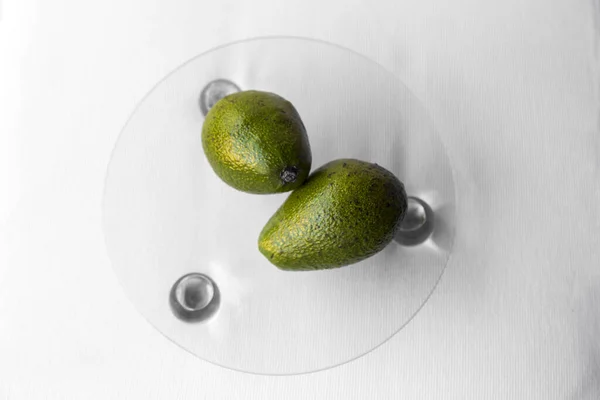 Avocado Witte Achtergrond Avocado Een Glazen Bord Vegetarisch Eten Mexicaans — Stockfoto