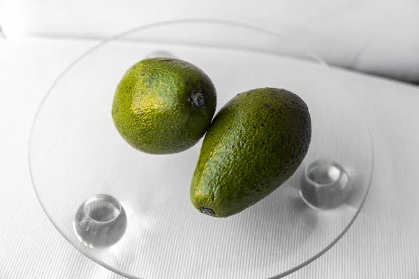 Avocado Witte Achtergrond Avocado Een Glazen Bord Vegetarisch Eten Mexicaans — Stockfoto