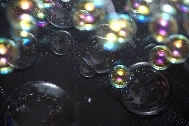 Siyah, koyu, sanatsal ve basit makro tasarım.