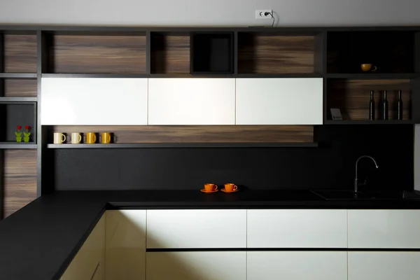 Pahalı bir dairede minimalist, canlı ve modern bir mutfak.