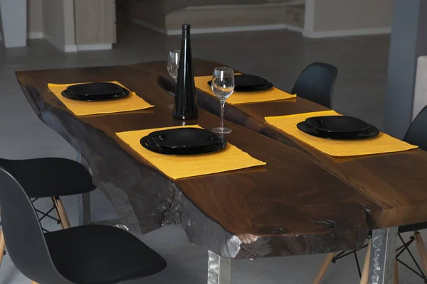 四人用のキッチン手作りテーブル — ストック写真