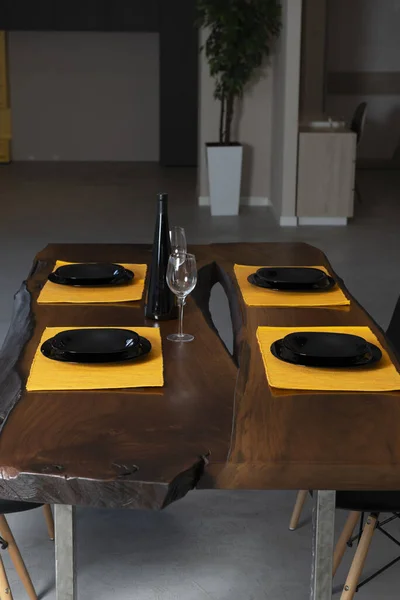 四人用のキッチン手作りテーブル — ストック写真