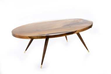 Beyaz arka planda epoksi reçine ile süslü kestane masası, kenar görünüm