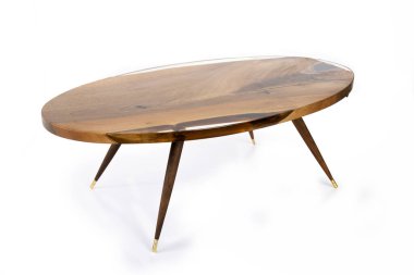 Beyaz arka planda epoksi reçine ile süslü kestane masası, kenar görünüm