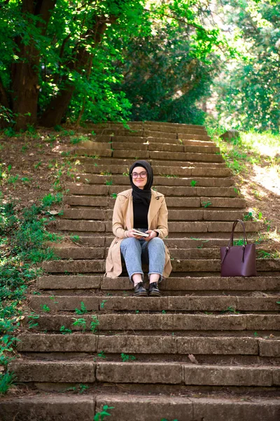 ムスリム女性読書公園で彼女の自由な時間の間に — ストック写真