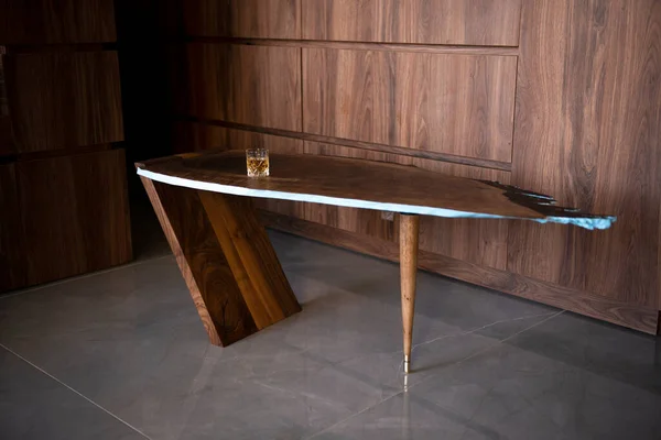 カスタム手作りのテーブルの上にウイスキーのグラス — ストック写真