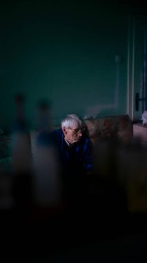 COVID-19 salgını sırasında ve zor zamanlarda yaşlılara bakmak.