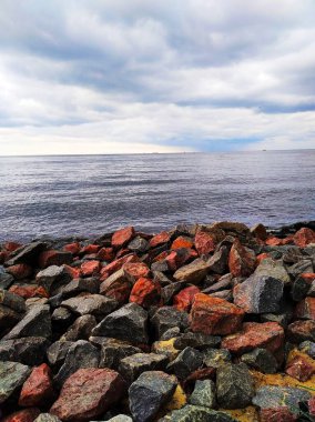 Taş sahilde rüzgarlı bir gün