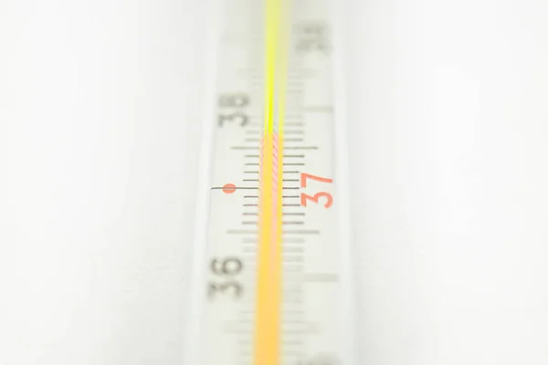 Teploměr Ukazující Vysokou Tělesnou Teplotu — Stock fotografie