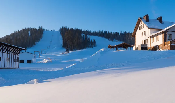 Pista de esquí junto al edificio de madera de poca altura —  Fotos de Stock