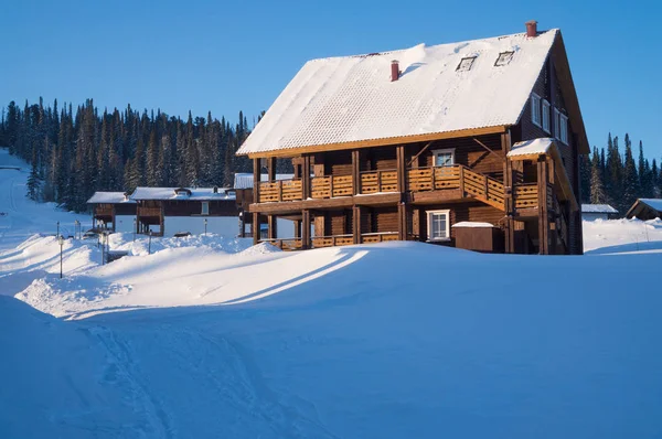 Edifício de madeira marrom em uma pista de esqui de fundo — Fotografia de Stock