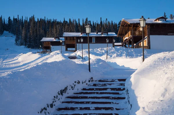 Estación de esquí de moda iluminada por el sol en un día despejado . —  Fotos de Stock