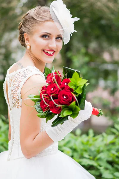 Bride portrait with bouqet — Stock Photo, Image