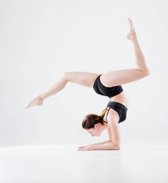 Изображение молодой девушки, делающей акробатический трюк — стоковое фото