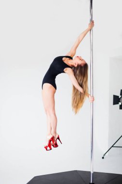 Beyaz izole kutup dans kadın