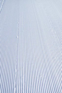 Snowcat beyaz kar üzerinde yatık çizgi