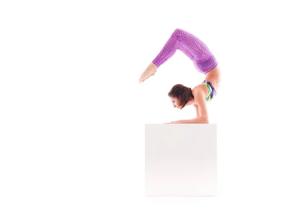 Femme faisant un tour acrobatique, isolée sur blanc — Photo