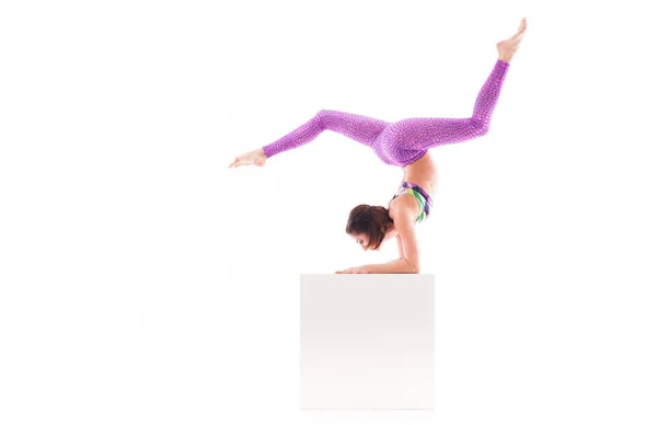 Жінка робить акробатичний трюк, ізольовано на білому — стокове фото