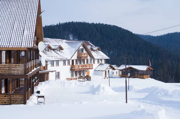 Casas baixas de madeira estão no topo de uma colina no inverno — Fotografia de Stock