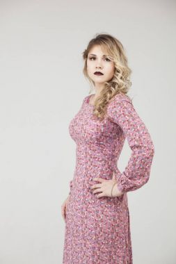 pembe elbise giyen güzel bir kadın