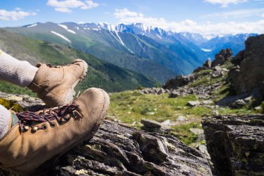 Dağ Manzaralı yürüyüş botları. Özgürlük kavramı.