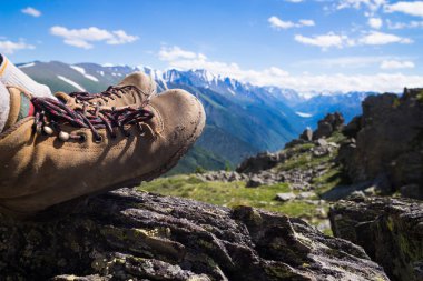 Dağ Manzaralı yürüyüş botları. Özgürlük kavramı.