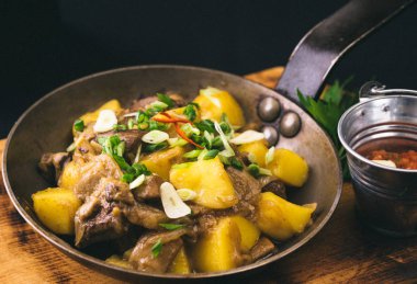 taze pişmiş et ve patates