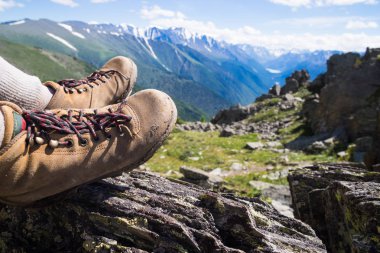 Dağ Manzaralı yürüyüş botları. Özgürlük kavramı.