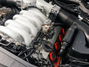 V10 motoru başlık altında