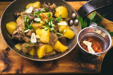 taze pişmiş et ve patates