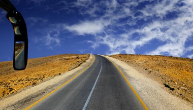 Çölde yolculuk, yol.