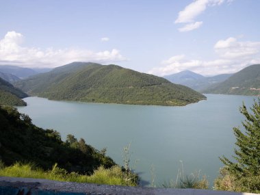Dağlarda göl
