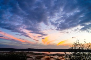 Slovenya 'da güzel bir gün batımı, mavi gökyüzü, Avrupa.