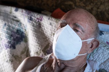 Yüz maskeli yaşlı adamın aksine, İspanya, Avrupa.