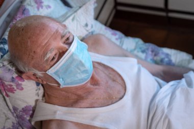 Yüz maskeli yaşlı adamın yüzü, İspanya, Avrupa.