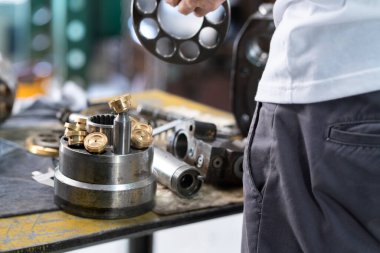 Çalışan masadaki hidrolik pompanın piston ve piston bloğu, denetim ve onarım ağır makineleri 