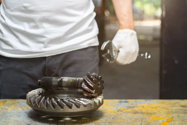 Conjunto Engranajes Piñón Inspección Hombre Mecánico Profesional Cargadora Rueda Tracción —  Fotos de Stock